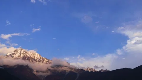 Timelapse of Himalayan mountain and drifting clouds with moon in blue sky. .. Stock-Footage 279872148