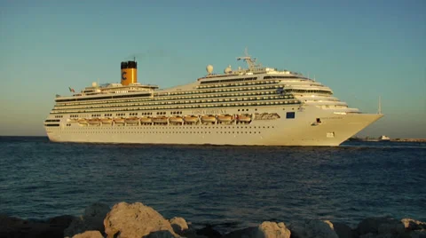 Timelapse of huge ferry ship during turning maneuver at the sea. 動画素材 32330618
