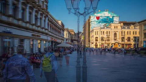 Timelapse Hyperlapse Moscow Walk across the st Kuznetsky Most. Russian landmark Stockbeeldmateriaal 83325323