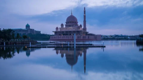 Timelapse Hyperlapse Putra Mosque Putrajaya Lakeside Video stock 33740725