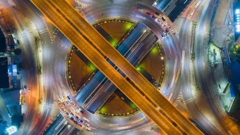 Timelapse hyperlapse top-down zoom out road intersection circle night. Video stock 118617795