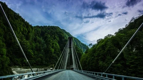 Timelapse Hyperlapse Walking on a mountain bridge Stockbeeldmateriaal 83302274