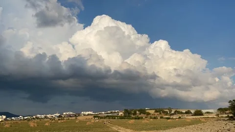 Timelapse of impressive cumulus clouds in blue sky over field Video stock 289126123
