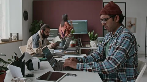 Timelapse of Indian Male Software Engineer Writing Code on Laptop in Office Video stock 285709168