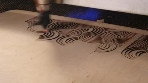 Timelapse Industrial laser is cutting a pattern on a plywood sheet Vídeos de archivo 265908724
