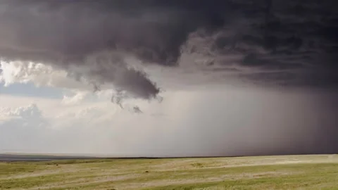 Timelapse of Intense Tornado Storm Cell Forming Over Flat Plains in Tornado Vidéo 347663789