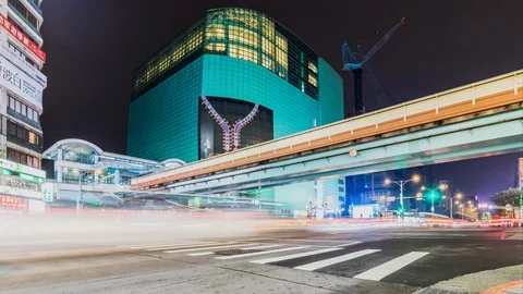 Timelapse of Intersection in front of Sogo Fuxing Store in Taipei during night 스톡 동영상 106703902