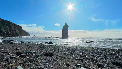 Timelapse Irish Beach dramatic sea stack Copper Coast Waterford spring morning 库存影片 330897520
