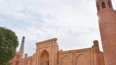 Timelapse Islam Khoja Complex in the Itchan Kala fortress of Khiva, Uzbekis.. Vídeos de archivo 334329341