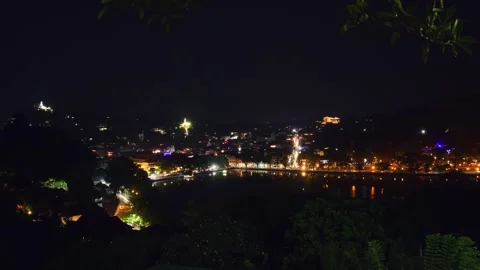 Timelapse Kandy city at night with moving traffic lights and panoramic urba.. Vídeos de archivo 309839689