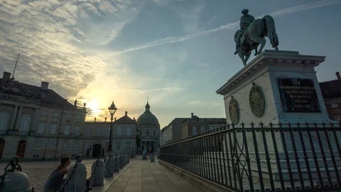 Timelapse of King Frederick V of Denmark in Copenhagen. 스톡 동영상 93615883