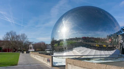 Timelapse of La Géode in Parc de la Vilette with tourists people passing by 스톡 동영상 86282956