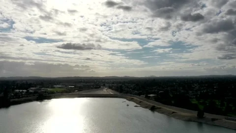 Timelapse of the lake with moving clouds Vídeo Stock 150722237