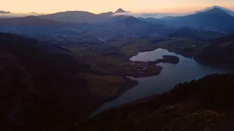 Timelapse of a lake at sunset 動画素材 124524739