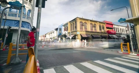 Timelapse landscape view of the weekend shopping street in Phuket old town .. Vídeos de archivo 252574037