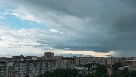 Timelapse of a large cyclone or cloud over the city 動画素材 198517653