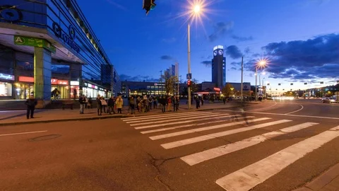 Timelapse of large pedestrian crowd crossing the street on crossover at nigt 스톡 동영상 89628663