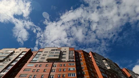 Timelapse, a large residential multi-storey building amid rapidly moving clou Video stock 166488083
