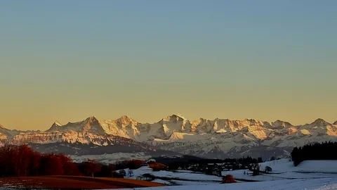 Timelapse last light on distant mountain range. Vidéo 106292926