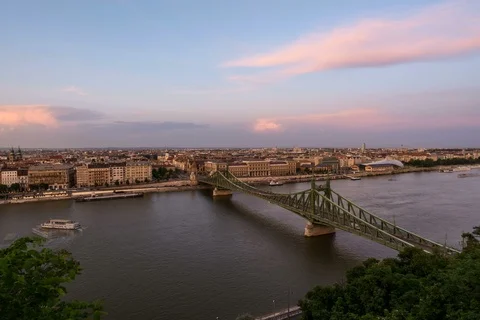 Timelapse of Liberty Bridge in Budapest at sunset and full moon rising Stock Footage 99019742