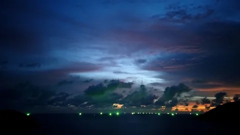 Timelapse locked panoramic - lights of ocean fisher boats in dusk Vídeo Stock 108983999
