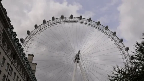 Timelapse London Eye with clouds moving above. Wide Shot. Vídeo Stock 79755631