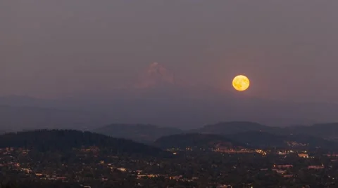 Timelapse of long exposure moonrise over city of Portland Oregon with mount Hood Stock Footage 66435112