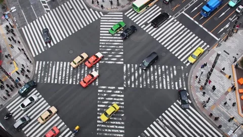 Timelapse loop of a street crossing in Tokyo with pedestrians, cars and buses 库存影片 254472590