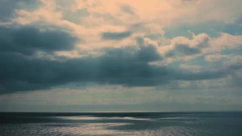 Timelapse of low and high clouds over the sea. Видео 132420009