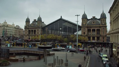 Timelapse of the main facade of the Nyugati train station in Budapest. Vidéo 79752441