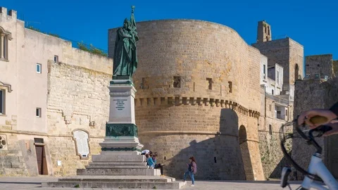 Timelapse of the main square of the city Otranto Vídeo Stock 100517372