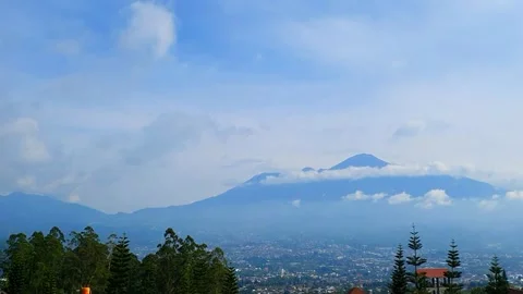 Timelapse. Majestic Mountain View timelapse: Clouds Enveloping Peaks 스톡 동영상 301064260