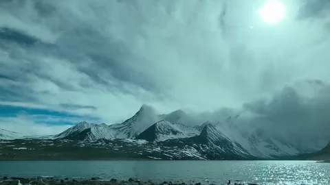 Timelapse Majestic Snow Mountain Range and Alpine Lake Vídeos de archivo 335005422