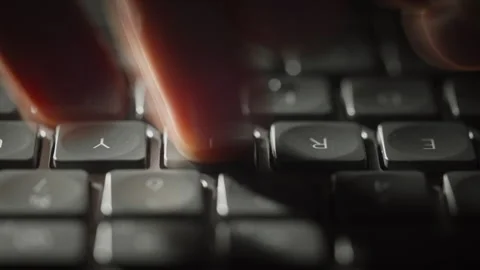 Timelapse male hands typing on keyboard, camera slides parallel to keys Stockbeeldmateriaal 340926484