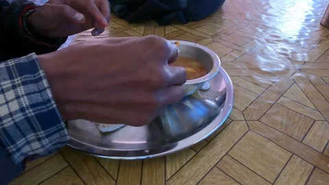 Timelapse of a man eating a bite of paratha and sabji in Arunachal Pradesh. Vídeos de archivo 257750364