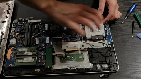 Timelapse Man Puts Laptop Computer Back Together Видео 101404980