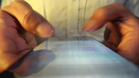 Timelapse a man scrolling content online. Endless scrolling of social media  Vidéo 311024734