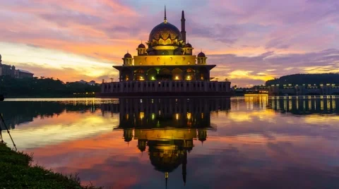 Timelapse at Masjid Putra with red cloud change to blue. Stock Footage 55838717