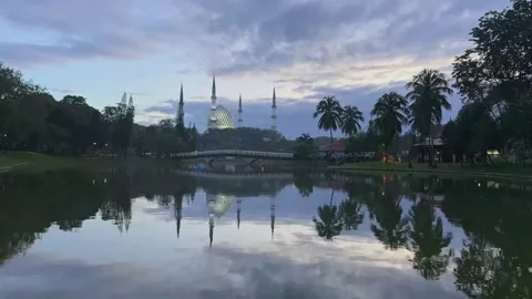 Timelapse of Masjid Sultan Salahuddin Abdul Aziz Shah during sunrise. Stock Footage 274863921