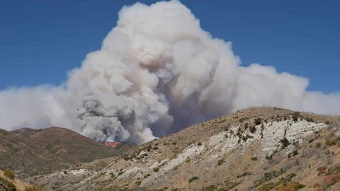 Timelapse-Massive clouds of churning billowiing smoke rise-Pole Cree Видео 95256498