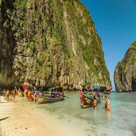 Timelapse of the Maya bay beach with long-tails at Phi Phi Ley Island, Thailand. 스톡 동영상 69553167