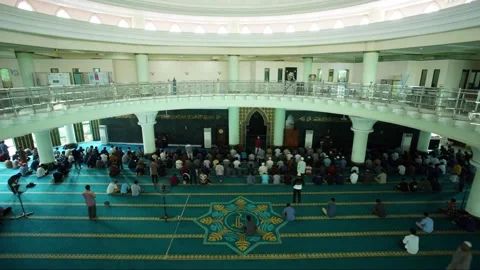 Timelapse of men come to mosque for Friday prayer Video stock 202645267