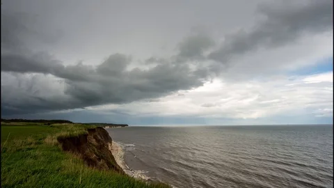 Timelapse of Menacing Clouds passing over coastal cliff top sea and landscape. 스톡 동영상 109791717
