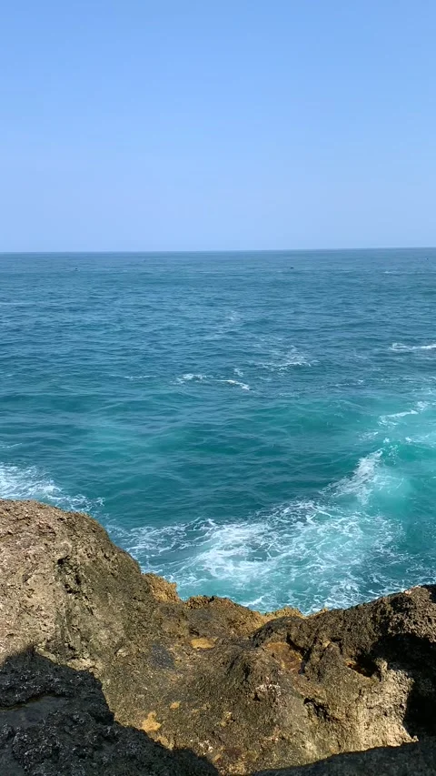 Timelapse Mesmerizing Waves of South Java: A Coastal Symphony 動画素材 246723666