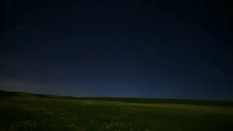 Timelapse of Meteor Showers and Starry Sky Over Rural Chinese Grasslands. 库存影片 337442354