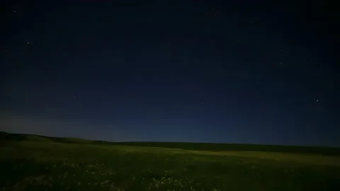 Timelapse of a Meteor Streaking Across a Starry Night Sky in Rural China 库存影片 337913549