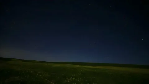 Timelapse of a Meteor Streaking Across Starry Night Sky in Rural China 库存影片 337913555