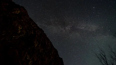 Timelapse of milky way and clouds moving over the canyon cliff Video stock 73011324