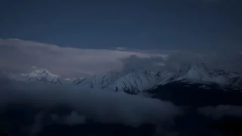 Timelapse of Misty Clouds Rolling Over Snow-capped Hengduan Mountains Sichua Vídeos de archivo 337600135