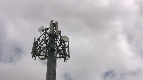 Timelapse of mobile phone communications tower with fast moving clouds Vidéo 61139943